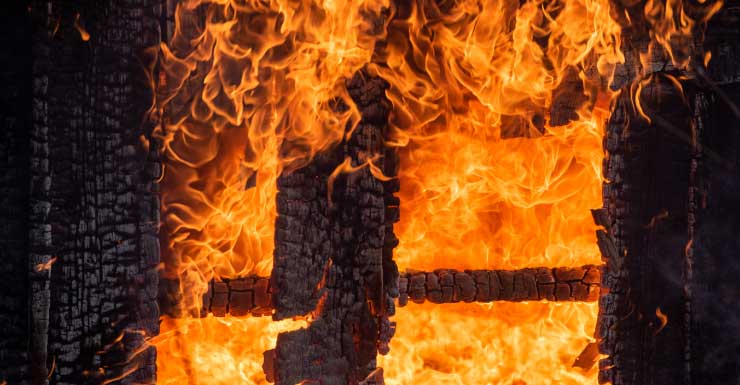 Incêndio atinge casa em Hollywood; vizinhos ajudam a conter chamas