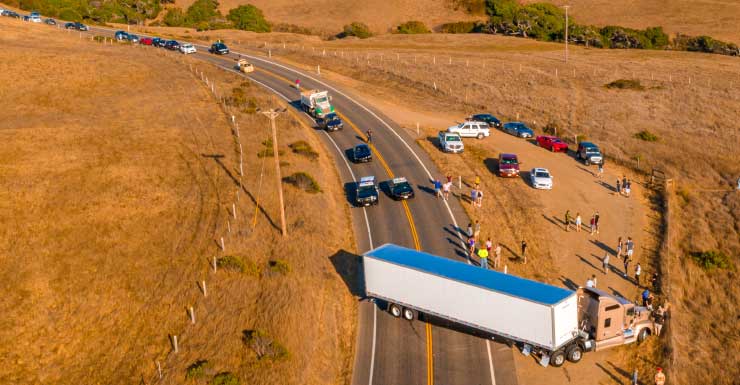 Carga de madeira se espalha pela via após capotamento de caminhão em Maitland