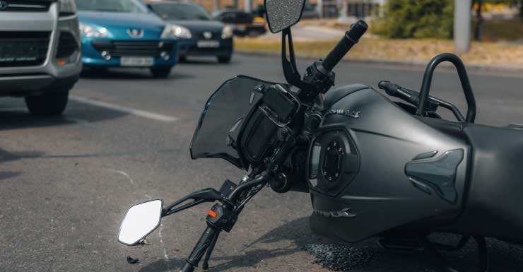 Motociclista ferido em acidente na Daniels Parkway, no Condado de Lee.