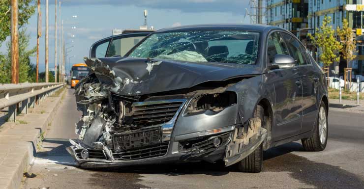 Motorista de 19 anos sofre acidente após corrida ilegal na I-4 em Hillsborough County FHP