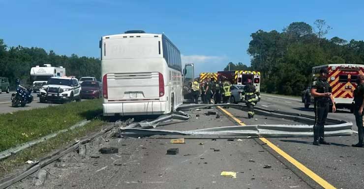 Motorista de ônibus fretado e 2 adolescentes ficam feridos após pneu estourar e causar acidente na I-95 no Condado de St. Johns.