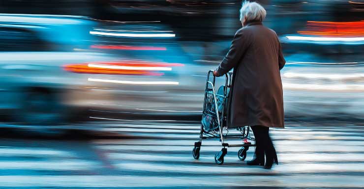 Mulher de 90 anos de Boca Raton morre após entrar na via e ser atingida por SUV.