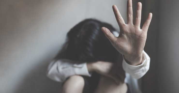 Proprietário de imóvel em Ocala é acusado de chutar colega de quarto e causar perfuração no pulmão.