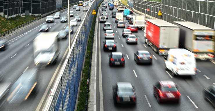 Um acidente com feridos na Turnpike sentido sul em Boynton Beach está causando lentidão no trânsito na manhã de quinta-feira.