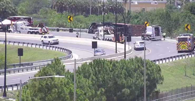 Um acidente envolvendo um caminhão semi-reboque fechou a saída da I-4 para a Florida’s Turnpike em Orlando.