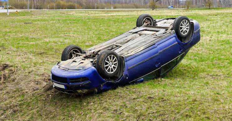 Veículo capotado em acidente reduz o tráfego na I-75 na manhã de quarta-feira