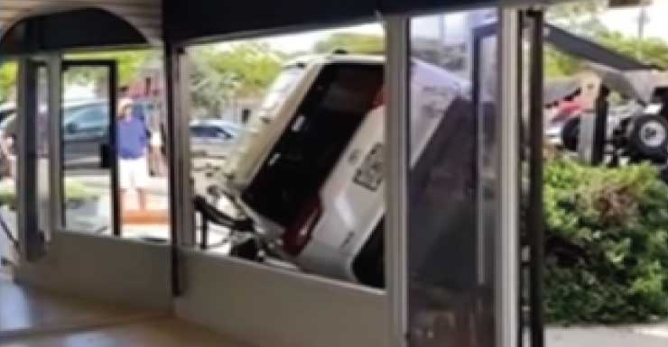 1 ferido após veículo colidir contra prédio na 3rd Ave N em Naples