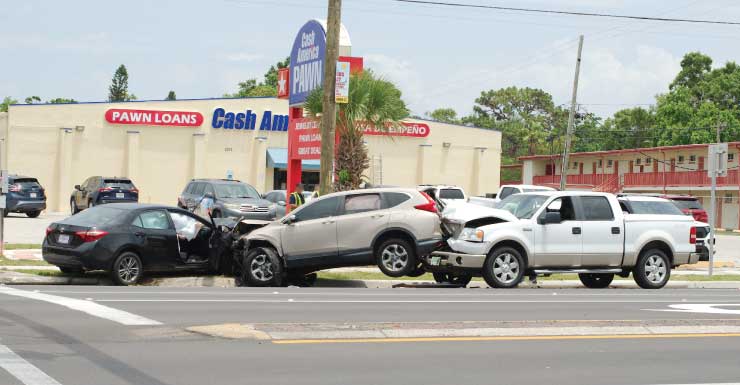 1 morto, 1 sob custódia após acidente com 3 veículos que interditou a SR-29 no Condado de Collier