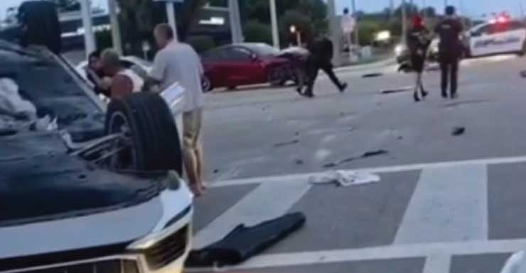 3 pessoas levadas ao hospital após capotamento em Palm Beach County
