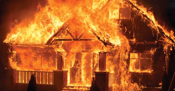 4 pessoas e 3 cães escapam ilesos após incêndio em tiki hut se espalhar para casa em Fort Lauderdale