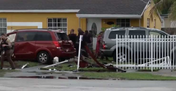 4 pessoas hospitalizadas após violento acidente em cadeia que fez carro estacionado atingir a parede de uma casa no sudoeste de Miami-Dade