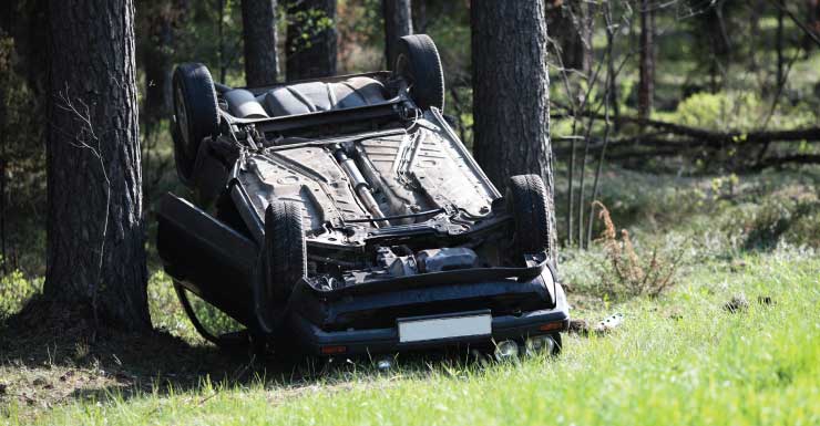 Acidente com capotamento em Hollywood lança carro contra casa e quase atinge moradores que dormiam