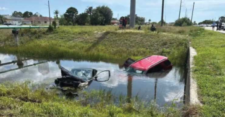 Acidente de veículo em Lehigh Acres faz 2 carros caírem em canal na Lee Blvd.