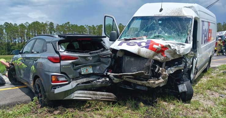 Acidente envolvendo seis veículos, incluindo caminhão da FedEx, causa lentidão no tráfego da Suncoast Parkway FHP