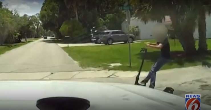 Adolescente em scooter elétrica colide com viatura policial na Flórida, mostra vídeo