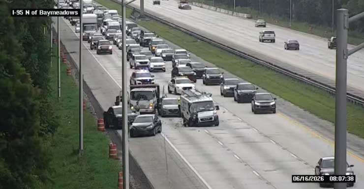 Alerta de Trânsito Acidente envolvendo vários veículos bloqueia 2 faixas da I-95 North na Baymeadows Road