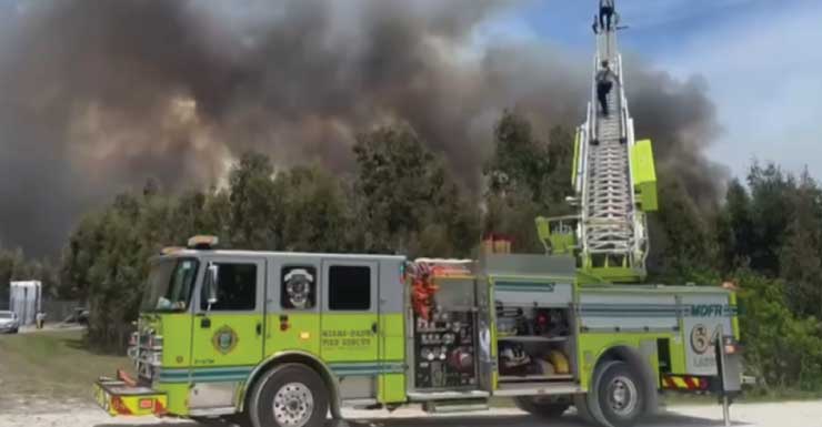 Bombeiro hospitalizado após sofrer reação alérgica enquanto combatia incêndios florestais em West Miami-Dade; mais de 18 mil acres queimados