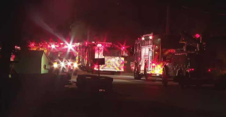 Bombeiros combatem grande incêndio em armazém industrial em Pinellas Park