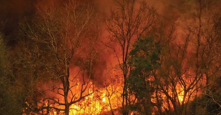 Bombeiros combatem incêndio em casa abandonada em Hawthorne por cinco horas