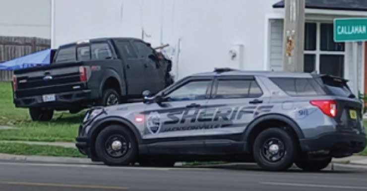 Caminhão colide contra casa de mulher em Jacksonville enquanto ela estava fora com a família.
