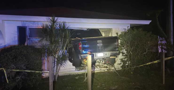 Caminhonete colide contra residência em Sarasota na madrugada de terça-feira