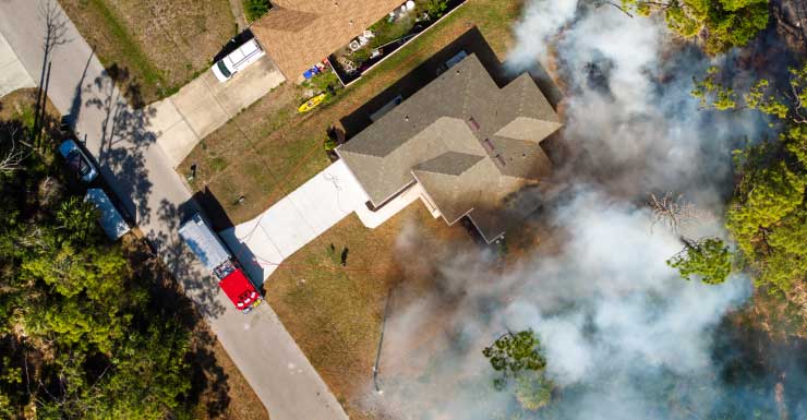Casa em Cape Coral fica inabitável após incêndio que começou sobre a garagem