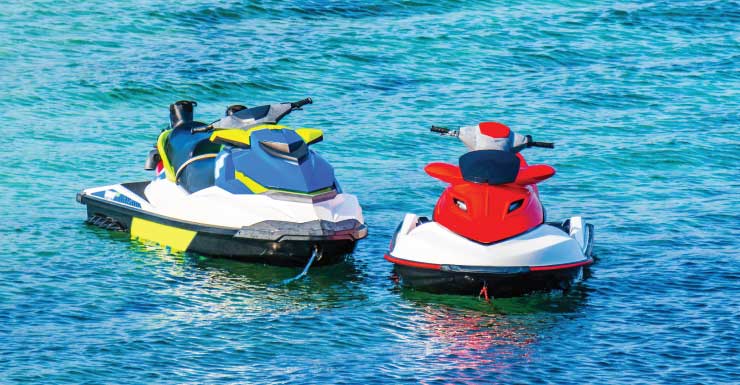 Colisão entre motos aquáticas deixa dois homens hospitalizados em Miami