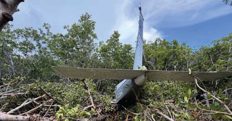 Duas pessoas a bordo de avião que caiu em manguezal em Key West, diz FAA
