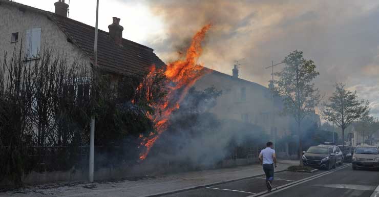 Equipes combatem incêndio em casa em Lehigh Acres