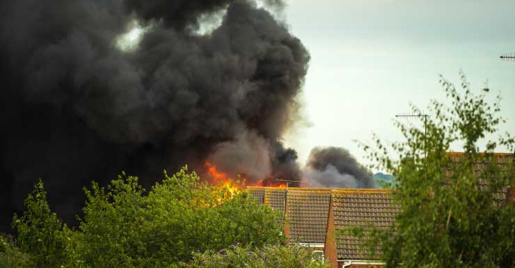 Equipes combatem incêndio em trailer residencial em uma casa na Central Avenue em Fort Myers; ninguém ficou ferido
