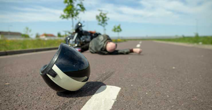 Equipes de emergência e motoristas ajudam motociclista após acidente na Three Mile Bridge