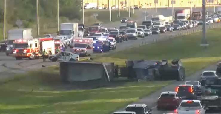 Grande acidente com caminhão tombado deixa o trânsito da I-75 extremamente lento na manhã de quinta-feira