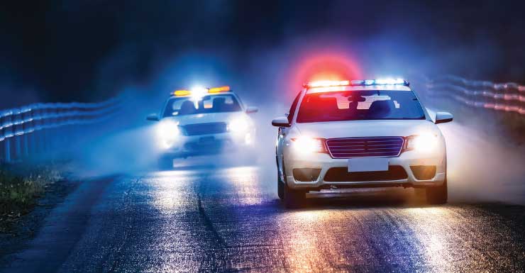 Homem bate em lago de St. Pete e mergulha na água durante perseguição FHP