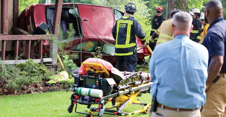 Homem de 20 anos morre após colisão contra árvores e residência no Condado de Escambia