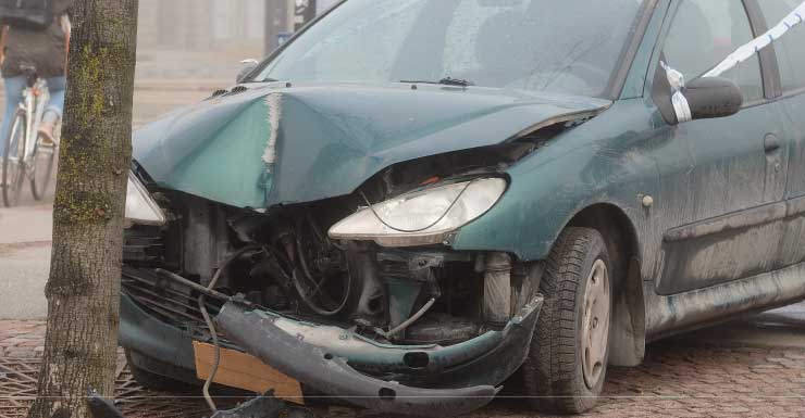 Homem de 25 anos de Milton morre após carro sair da I-10 e colidir contra árvore no Condado de Santa Rosa