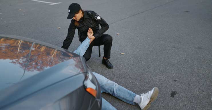 Homem de 65 anos, dirigindo Nissan, morre após colidir com reboque de caminhão estacionado