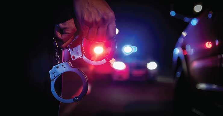 Homem é preso após fugir de perseguição policial e bater RV contra árvore, diz xerife