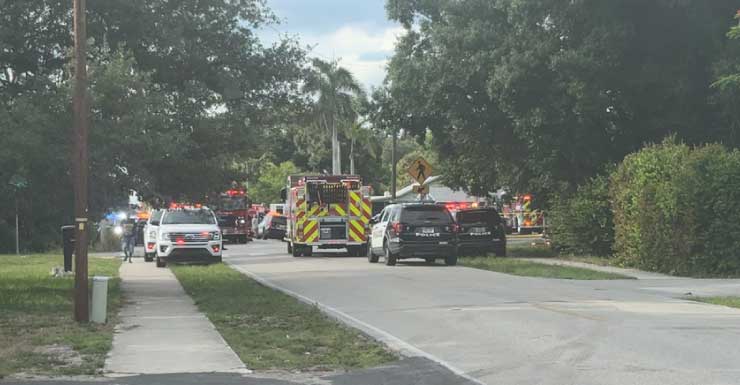 Incêndio atinge prédio de apartamentos em Fort Myers; ninguém ficou ferido.