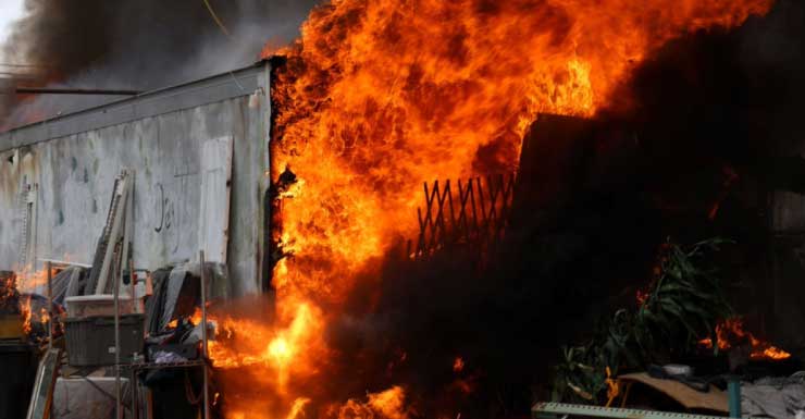 Incêndio comercial de 2 alarmes fecha trecho da South 50th Street em Tampa HCFR