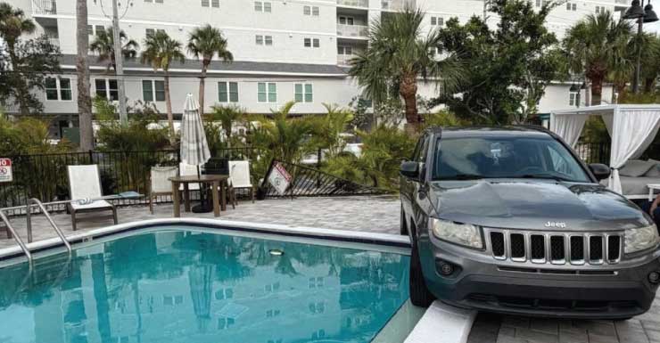 Jeep perde o controle, atravessa cerca e para a poucos metros de uma piscina CPD
