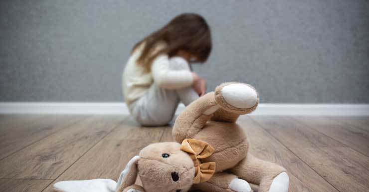 Menina de 2 anos morre após ser espancada pela mãe em Gainesville