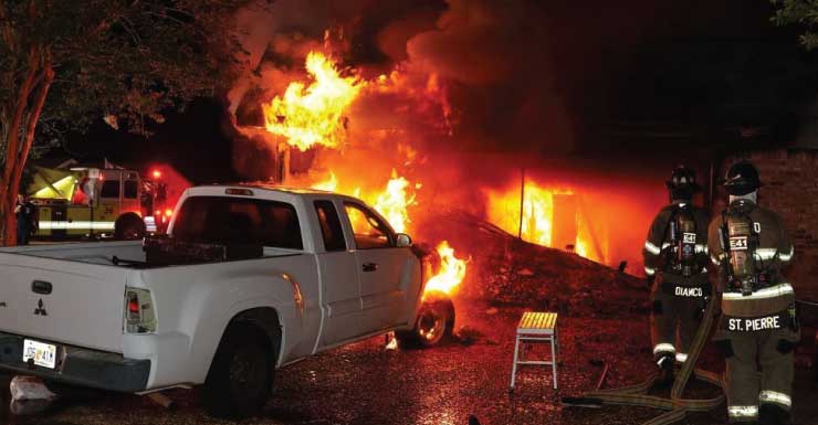 Midway Fire District combate incêndio em casa em Gulf Breeze; moradores ficam desalojados e cachorro morre