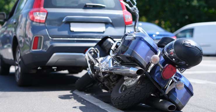 Motociclista em estado crítico após colidir com carro funerário em funerária de Miami-Dade