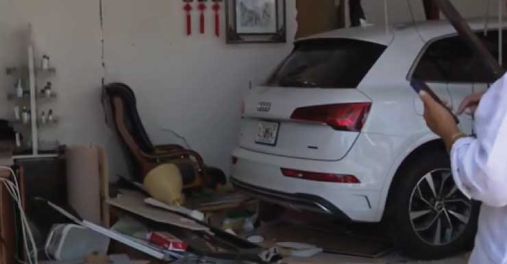 Motorista colide contra spa em Hallandale Beach.