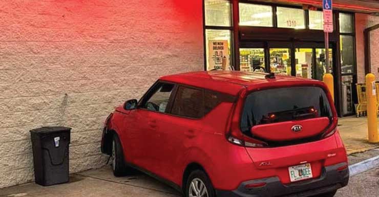 Motorista fica ferido após carro invadir loja Dollar General em Cantonment