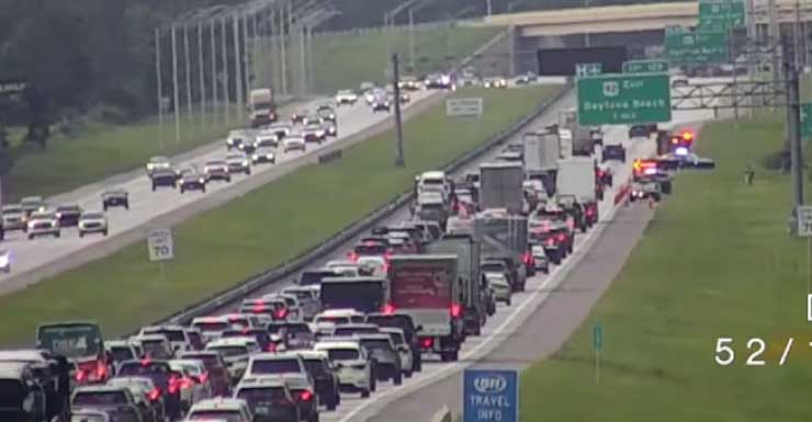 Motorista morre após SUV sair da I-4 e capotar em Volusia County, dizem policiais rodoviários