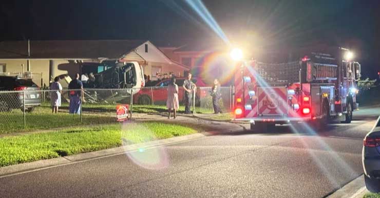 Motorista não localizado após carro roubado colidir com casa em St. Pete e causar incêndio, diz SPFR