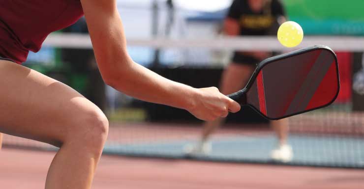 Mulher de 47 anos usa raquete de pickleball como “arma mortal” para atacar outra jogadora durante discussão, dizem os delegados