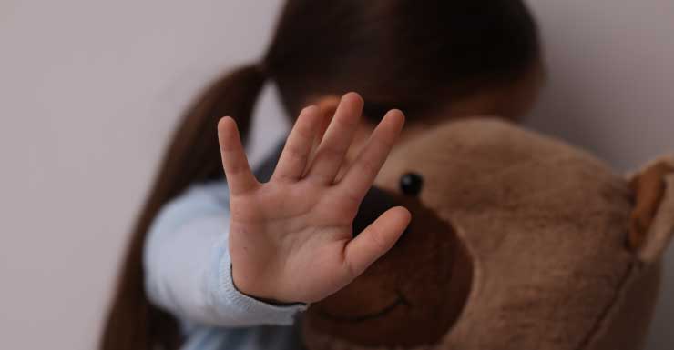 Mulher de Miami-Dade é acusada de espancar filha e forçá-la a comer lixo, dizem autoridades