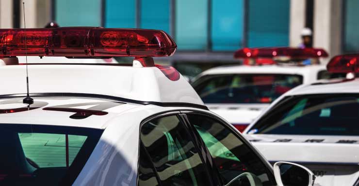 Mulher de Pensacola é acusada de agredir e ferir 2 crianças com cabo de vassoura de metal quebrado